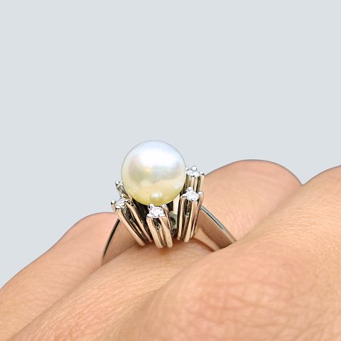 Ole Lynggaard; Ring of 18k white gold set with diamonds and a pearl