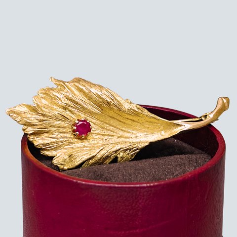 Bernhard Hertz; Broche af 14 kt. guld med rubin