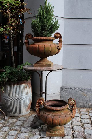 Store ,  franske 1800 tals jern krukker med hanke og en rigtig fin gammel patina...