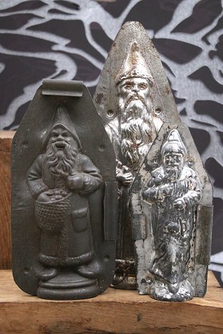 Dekorative , gamle chokoladeforme af julemænd lavet i metal med en rigtig fin patina.