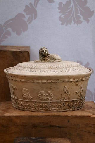 Antik svensk oval empire fajance terrin fra 1810-40 med fine dekorationer og løve liggende på låget...