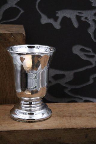 Vase i 1800 tals fattigmandssølv. H: 13,5cm. Dia.: 9,5cm.