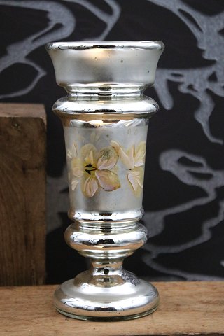 Vase in 19th century Mercury Glass with finely decorated floral motif. H: 22cm...