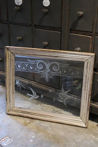 Dekorativt ,1800 tals glas med ætset dekorationer med fugle motiv i en original 1800 tals sølvramme...