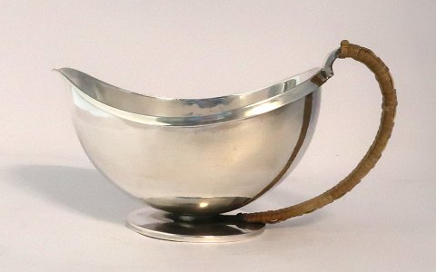Georg Jensen. Saucenæb / sovseskål med håndtag. Harald Nielsen. Model 761. Længde 17 cm. Højde 7,5 cm.  Produceret 1933 - 1945