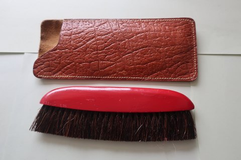 Klædebørste/fnugbørste i træ med etui i skind Lige til at have i tasken eller bilenFra midten af 1900-talletL: 15cm børsteL: 16cm etui