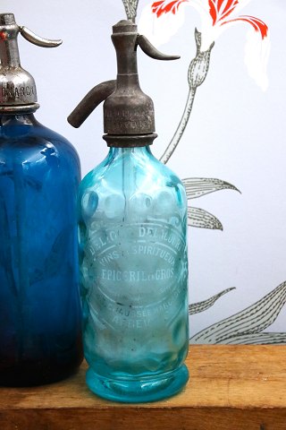Dekorativ , sjælden fransk mini glas sifon fra begyndelsen af 1900 tallet i turkisblå farve...