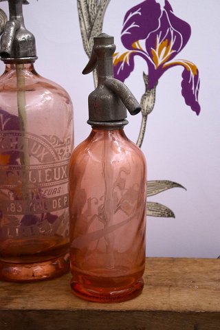 Dekorativ , sjælden fransk mini glas sifon fra begyndelsen af 1900 tallet i rosa farvet glas...