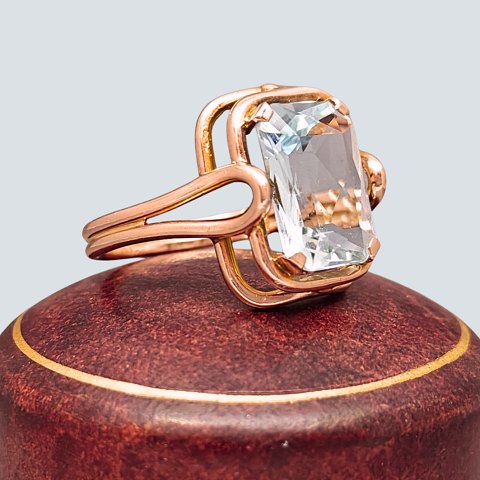 Ring in 14k rose gold set with an aquamarine