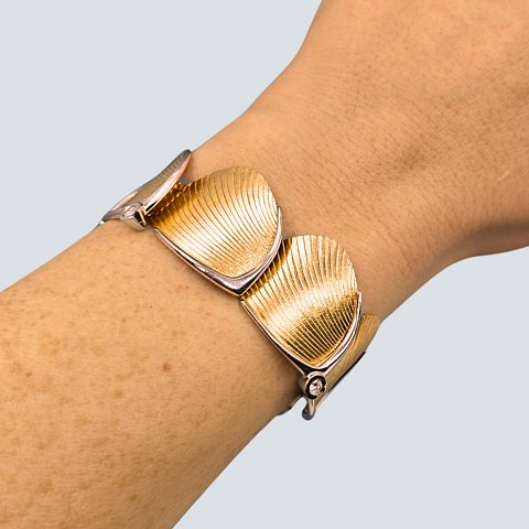 Ole Lynggaard; Leddelt armbånd i 14 kt. guld og hvidguld, med fire diamanter