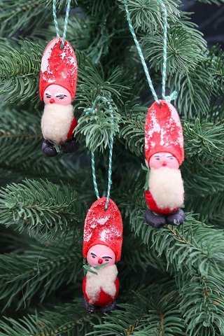 Gammel julemand lavet i vat og filt til at hænge på juletræet.
