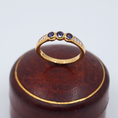 Ring i 18 kt. guld med safirer og diamanter