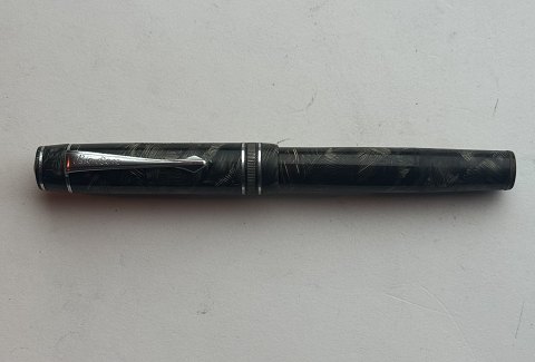 Green marbled fountain pen