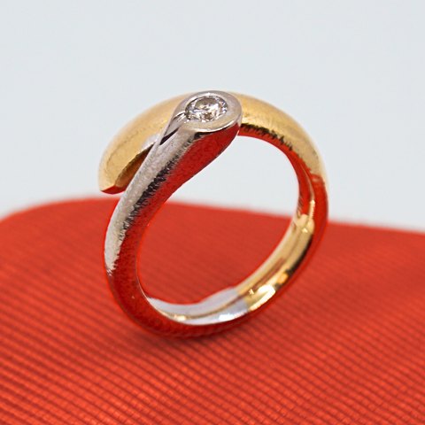Ole Lynggaard; Ring i 14 kt. guld og hvidguld med diamant