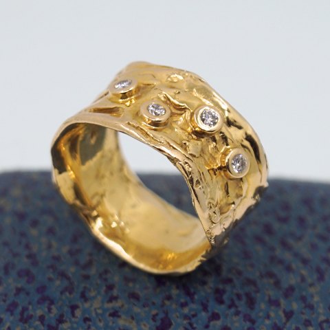 Henning Skovgaard; Bred ring i 14 kt. guld med diamanter