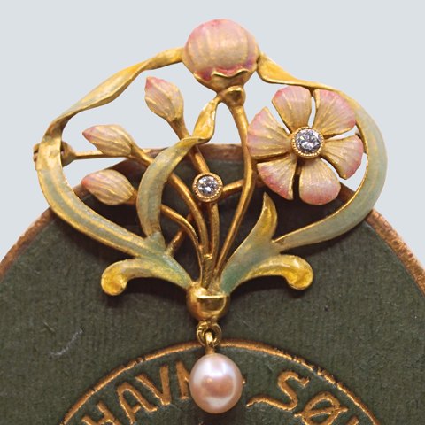 Art nouveau broche i 18 kt. guld med emalje, diamanter og  perle