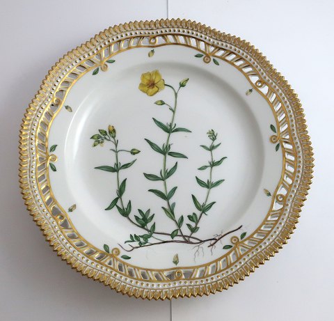 Royal Copenhagen. Flora Danica tallerken med gennemskåret bort. Diameter 25 cm. Model 3553. ( 1 sortering ). Helianthemum vulgare L