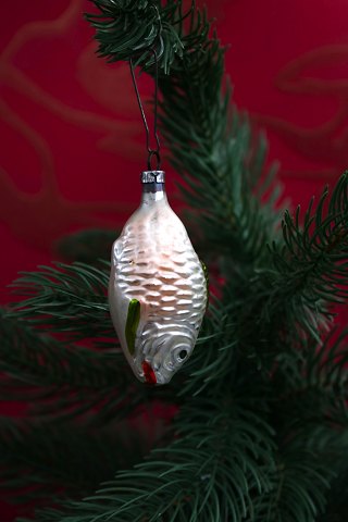 Gammelt juletræspynt i form af lille glas fisk fra 1940...