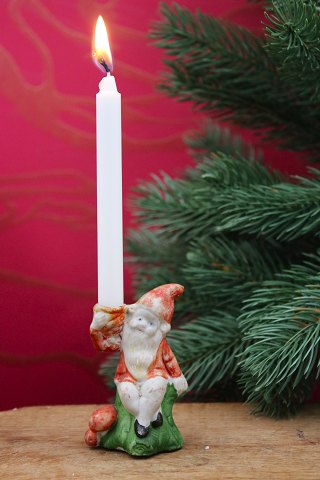 Lille biskuit nisse med fin patina som holder et lille julelys...