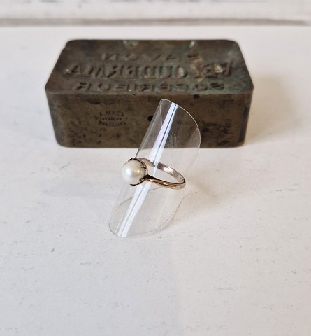 Vintage ring in 8 kt gold with akoya pearl