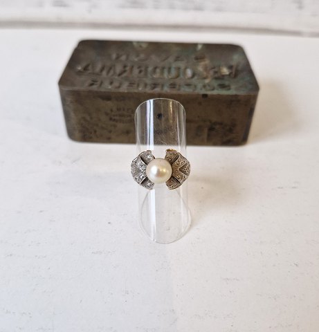 Vintage ring in 14 kt gold with akoya pearl
