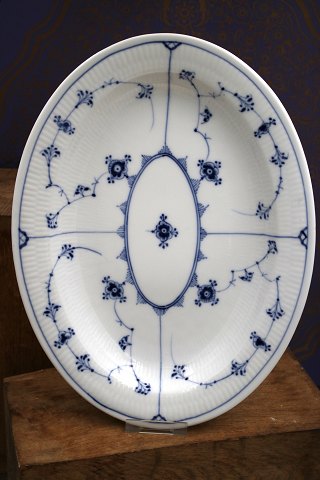 Antikt Musselmalet Riflet ovalt fad fra Royal Copenhagen.1/98. 1898-1923...