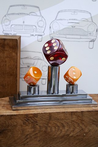 Dekorativ , gammel spille pokal i krom med 3 store terninger i farvet akryl...