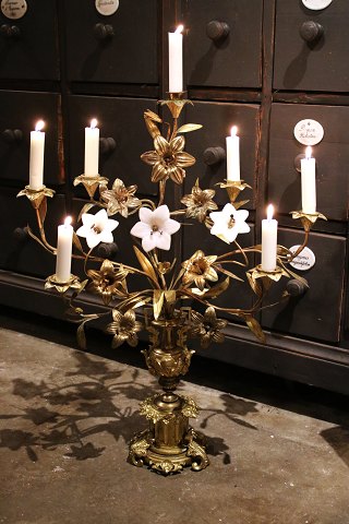 Gammel Fransk kirkelysestage i bronze , dekoreret med bronze liljer og 3 gamle hvide opaline glas liljer...