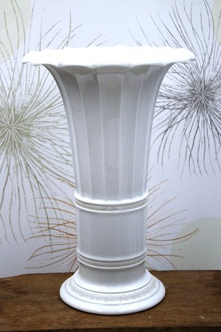 Hvid Hetsch vase fra Royal Copenhagen.Stempel fra 1923-28.