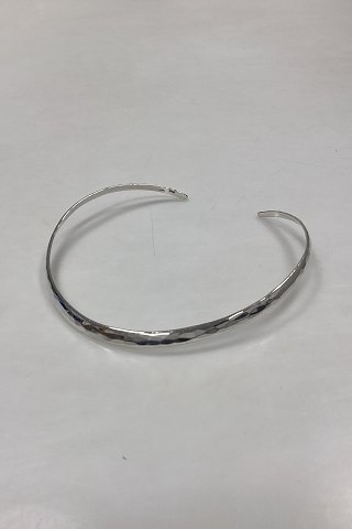 Moderne Åben Halsring i Sterling Sølv