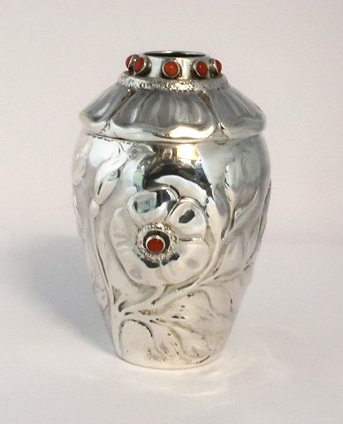 Knud Georg Jensen, København (KGI). Lille sølvvase med sten (830). Højde 10 cm. Produceret 1917.