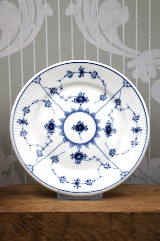 Royal Copenhagen Musselmalet Riflet tallerken i hotelporcelæn / jernporcelæn. Dia.: 19,5cm...