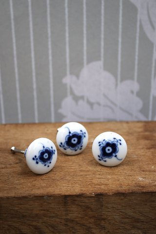 Gamle Musselmalet porcelæns greb / knopper fra Royal Copenhagen til møbler. Dia.: 3cm.
