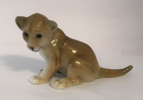 Royal Copenhagen. Løveunge. Model 530. Længde 19 cm. (1 sortering)