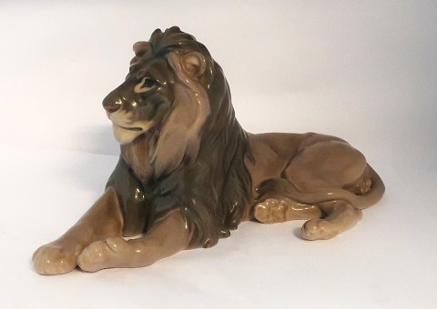 Bing & Grøndahl. Liggende løve. Model 1793. Længde 32 cm. (1 sortering)