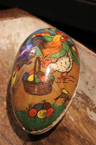 Gammelt vintage påskeæg i papmache med motiv af påskehare og høns der samler påskeæg...