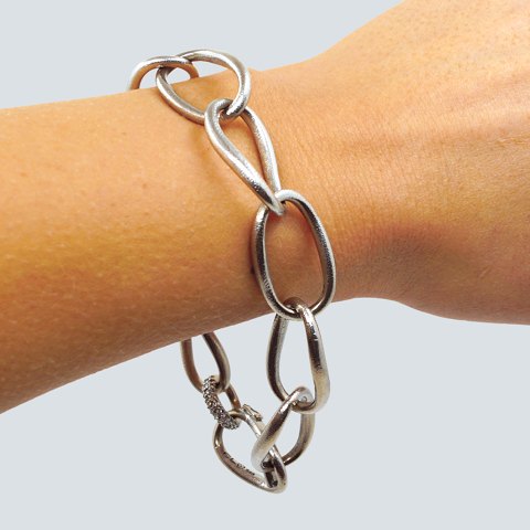 Ole Lynggaard; Love armbånd - heavy, i 14 kt. hvidguld med diamanter