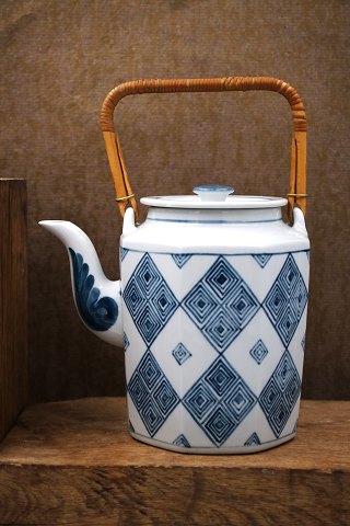 Royal Copenhagen , 8 kantet tekande med bambushåndtag af Gertrud Vasegaard , Gemina...