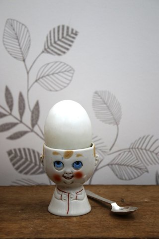 Gammelt æggebægre fra 30érne i porcelæn med bemalet sjovt ansigt.