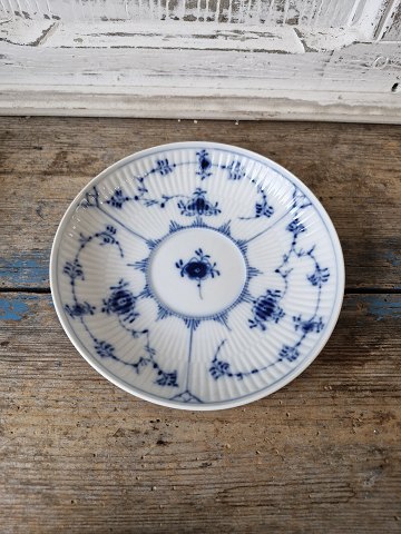 Royal Copenhagen Musselmalet riflet underkop til stor højhankskop no. 72