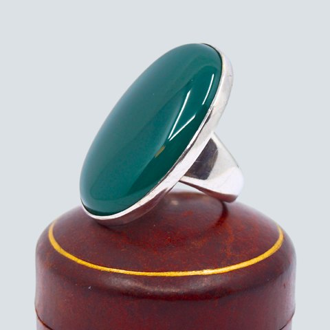 Georg Jensen; Ring i sterlingsølv med grøn agat, nr. 90B