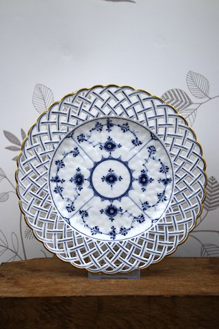 Antik Musselmalet tallerken med gennembrudt kant og guldkant.Dia.: 23cm. 1893-1923...