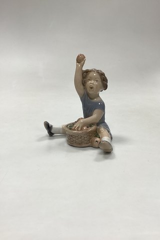 Royal Copenhagen Figur - Pige med Æblekurv No. 3557