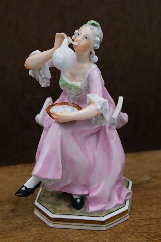 Bing & Grøndahl porcelænsfigur af siddende kvinde der blæser sæbebobler , designet af Tegner...