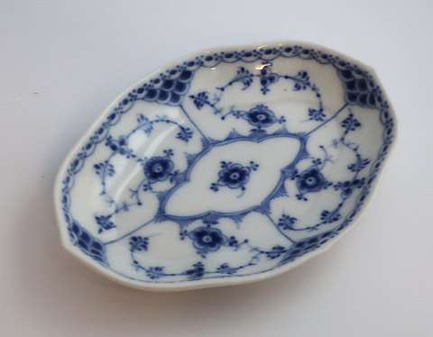 Royal Copenhagen. Musselmalet Halvblonde. Asiet. Model 551. Længde 18 cm. (1 sortering).