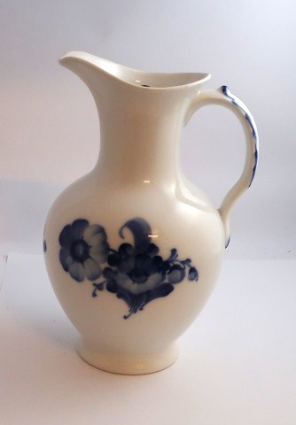 Royal Copenhagen. Blå blomst, flettet. Chokoladekande. Model 8147. Højde 23 cm (1 sortering)