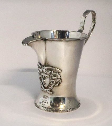Gebr. Godet & Co, Berlin. Sølvkande med Medusa portræt (800). Højde 15 cm. Med grevekrone indgraveret.