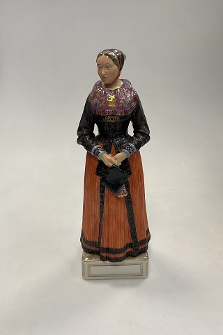 Royal Copenhagen Overglasur Figur No. 12101 Acht Pitter Bachers Datter. Kirkedragt, Amager