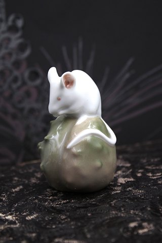 Lille hvid mus siddende på en kastanje , fin lille porcelænsfigur fra Royal Copenhagen...
