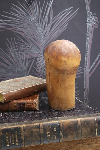 Decorative, antique mini hat head in carved wood with a really nice patina...
